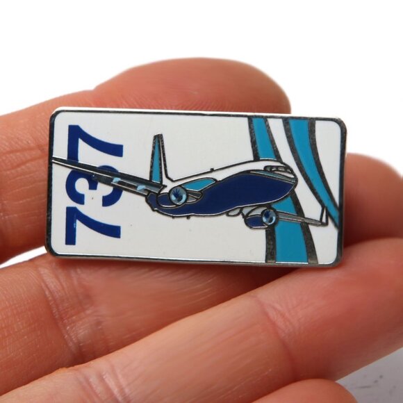 Boeing 737 Airplane Enamelled Pin Flying Travel Metal Glossy White Navy Blue - Picture 2 of 5